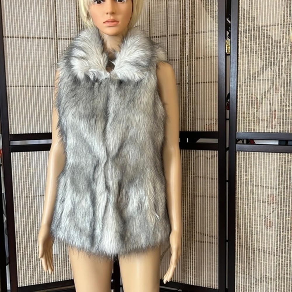WHITE House Black Market Faux Fur Sleeveless Coat XS NWT